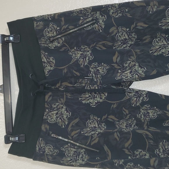 Athleta Women's Olive Floral Trekkie North Printed Jogger Size 6 Athleisure - Picture 2 of 8